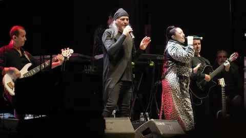 El dúo madrileño hace vibrar a miles de bercianos con sus grandes éxitos en un concierto que celebra sus más de tres décadas de trayectoria musical. Fotos: César Sánchez