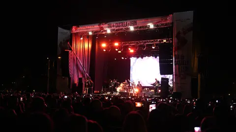 El dúo madrileño hace vibrar a miles de bercianos con sus grandes éxitos en un concierto que celebra sus más de tres décadas de trayectoria musical. Fotos: César Sánchez