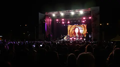 El dúo madrileño hace vibrar a miles de bercianos con sus grandes éxitos en un concierto que celebra sus más de tres décadas de trayectoria musical. Fotos: César Sánchez
