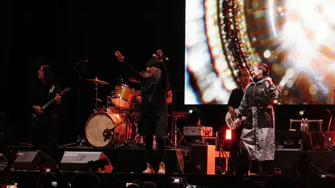 El dúo madrileño hace vibrar a miles de bercianos con sus grandes éxitos en un concierto que celebra sus más de tres décadas de trayectoria musical. Fotos: César Sánchez