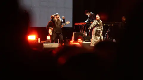 El dúo madrileño hace vibrar a miles de bercianos con sus grandes éxitos en un concierto que celebra sus más de tres décadas de trayectoria musical. Fotos: César Sánchez