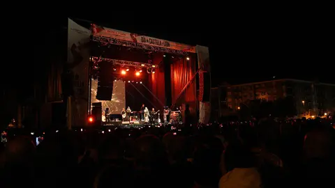 El dúo madrileño hace vibrar a miles de bercianos con sus grandes éxitos en un concierto que celebra sus más de tres décadas de trayectoria musical. Fotos: César Sánchez
