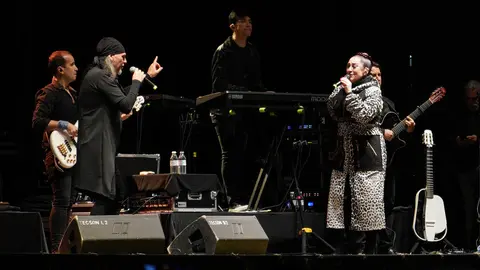 El dúo madrileño hace vibrar a miles de bercianos con sus grandes éxitos en un concierto que celebra sus más de tres décadas de trayectoria musical. Fotos: César Sánchez