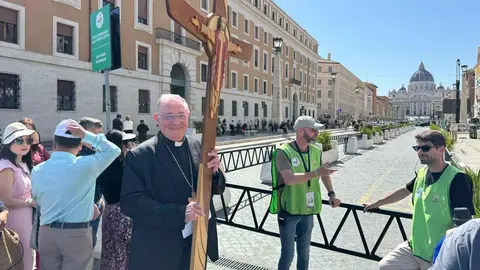 Los leoneses desplazados a Roma en un viaje coincidente con el fallecimiento del Papa Francisco han realizado en la capital vaticana la peregrinación a la Basílica de San Pedro, de Roma, en el marco de la celebración del Jubileo 2025 'Peregrinos de Esperanza’ con un sentido recuerdo y rezo de un responso por el eterno descanso del Papa Francisco. Fotos: Obispado de León