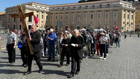 Los leoneses desplazados a Roma en un viaje coincidente con el fallecimiento del Papa Francisco han realizado en la capital vaticana la peregrinación a la Basílica de San Pedro, de Roma, en el marco de la celebración del Jubileo 2025 'Peregrinos de Esperanza’ con un sentido recuerdo y rezo de un responso por el eterno descanso del Papa Francisco. Fotos: Obispado de León