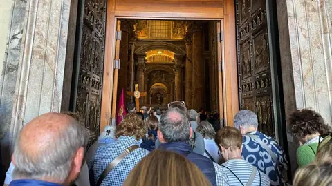 Los leoneses desplazados a Roma en un viaje coincidente con el fallecimiento del Papa Francisco han realizado en la capital vaticana la peregrinación a la Basílica de San Pedro, de Roma, en el marco de la celebración del Jubileo 2025 'Peregrinos de Esperanza’ con un sentido recuerdo y rezo de un responso por el eterno descanso del Papa Francisco. Fotos: Obispado de León