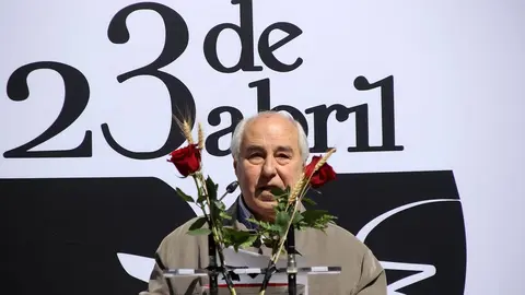 José Luis Puerto pronuncia el pregón de los actos de celebración del Día de San Jorge, al que sigue una lectura pública de su historia, bajo el dragón que Gaudí ideó para el edificio. Fotos: Peio García.