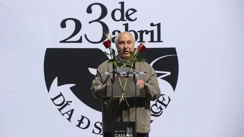 José Luis Puerto pronuncia el pregón de los actos de celebración del Día de San Jorge, al que sigue una lectura pública de su historia, bajo el dragón que Gaudí ideó para el edificio. Fotos: Peio García.