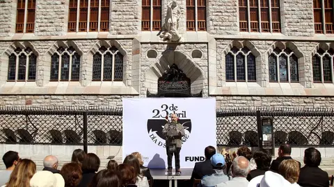 José Luis Puerto pronuncia el pregón de los actos de celebración del Día de San Jorge, al que sigue una lectura pública de su historia, bajo el dragón que Gaudí ideó para el edificio. Fotos: Peio García.