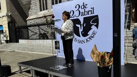Lectura colectiva de la Leyenda de San Jorge en la que ha participado la concejala de Cultura del Ayuntamiento de León, Elena Aguado.