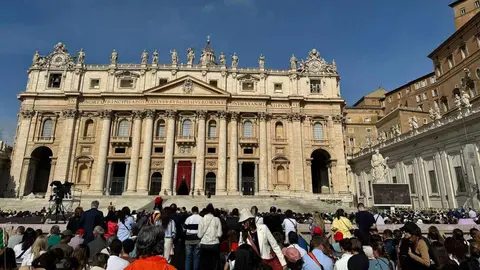 Los leoneses desplazados a Roma en un viaje coincidente con el fallecimiento del Papa Francisco han realizado en la capital vaticana la peregrinación a la Basílica de San Pedro, de Roma, en el marco de la celebración del Jubileo 2025 'Peregrinos de Esperanza’ con un sentido recuerdo y rezo de un responso por el eterno descanso del Papa Francisco. Fotos: Obispado de León