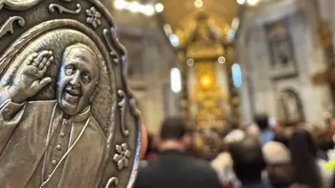 Los leoneses desplazados a Roma en un viaje coincidente con el fallecimiento del Papa Francisco han realizado en la capital vaticana la peregrinación a la Basílica de San Pedro, de Roma, en el marco de la celebración del Jubileo 2025 'Peregrinos de Esperanza’ con un sentido recuerdo y rezo de un responso por el eterno descanso del Papa Francisco. Fotos: Obispado de León