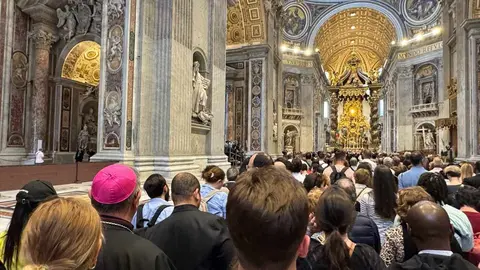 Los leoneses desplazados a Roma en un viaje coincidente con el fallecimiento del Papa Francisco han realizado en la capital vaticana la peregrinación a la Basílica de San Pedro, de Roma, en el marco de la celebración del Jubileo 2025 'Peregrinos de Esperanza’ con un sentido recuerdo y rezo de un responso por el eterno descanso del Papa Francisco. Fotos: Obispado de León