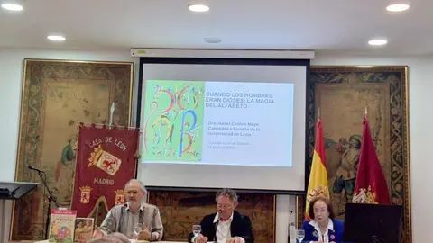Isabel Cantón Mayo, Juan Carlos Mestre y Alfredo Álvarez Álvarez, durante la presentación.