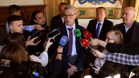 El presidente del Consejo de Cuentas de Castilla y León, Mario Amilivia González, acompañado de Luis Gracia Romero, titular de la Autoridad Independiente en materia de corrupción de Castilla y León (AICCYL), y el presidente de la Diputación Provincial de León, Gerardo Álvarez Courel. Fotos: Peio García