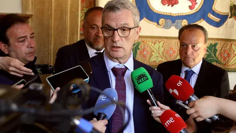 El presidente del Consejo de Cuentas de Castilla y León, Mario Amilivia González, acompañado de Luis Gracia Romero, titular de la Autoridad Independiente en materia de corrupción de Castilla y León (AICCYL), y el presidente de la Diputación Provincial de León, Gerardo Álvarez Courel. Fotos: Peio García