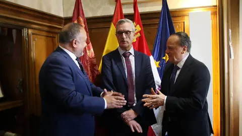 El presidente del Consejo de Cuentas de Castilla y León, Mario Amilivia González, acompañado de Luis Gracia Romero, titular de la Autoridad Independiente en materia de corrupción de Castilla y León (AICCYL), y el presidente de la Diputación Provincial de León, Gerardo Álvarez Courel. Fotos: Peio García