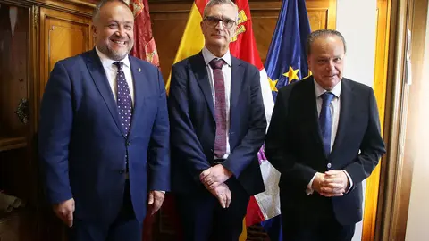 El presidente del Consejo de Cuentas de Castilla y León, Mario Amilivia González, acompañado de Luis Gracia Romero, titular de la Autoridad Independiente en materia de corrupción de Castilla y León (AICCYL), y el presidente de la Diputación Provincial de León, Gerardo Álvarez Courel. Fotos: Peio García