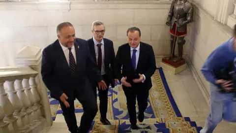 El presidente del Consejo de Cuentas de Castilla y León, Mario Amilivia González, acompañado de Luis Gracia Romero, titular de la Autoridad Independiente en materia de corrupción de Castilla y León (AICCYL), y el presidente de la Diputación Provincial de León, Gerardo Álvarez Courel. Fotos: Peio García