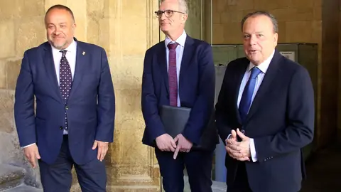 El presidente del Consejo de Cuentas de Castilla y León, Mario Amilivia González, acompañado de Luis Gracia Romero, titular de la Autoridad Independiente en materia de corrupción de Castilla y León (AICCYL), y el presidente de la Diputación Provincial de León, Gerardo Álvarez Courel. Fotos: Peio García