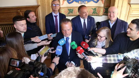El presidente del Consejo de Cuentas de Castilla y León, Mario Amilivia González, acompañado de Luis Gracia Romero, titular de la Autoridad Independiente en materia de corrupción de Castilla y León (AICCYL), y el presidente de la Diputación Provincial de León, Gerardo Álvarez Courel. Fotos: Peio García