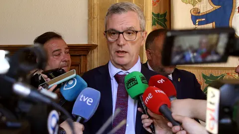El presidente del Consejo de Cuentas de Castilla y León, Mario Amilivia González, acompañado de Luis Gracia Romero, titular de la Autoridad Independiente en materia de corrupción de Castilla y León (AICCYL), y el presidente de la Diputación Provincial de León, Gerardo Álvarez Courel. Fotos: Peio García