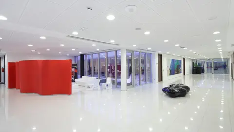 Nacida en 1989 con cinco empleados y una visión tecnológica, la firma leonesa celebra su 35º aniversario con Tomás Castro como CEO y con más de 130 trabajadores, presencia internacional y un compromiso firme con la innovación, la sostenibilidad y la responsabilidad social. En las imágenes, un viaje por Proconsi, en su momento actual, y en la memoria de aquellos innovadores inicios.