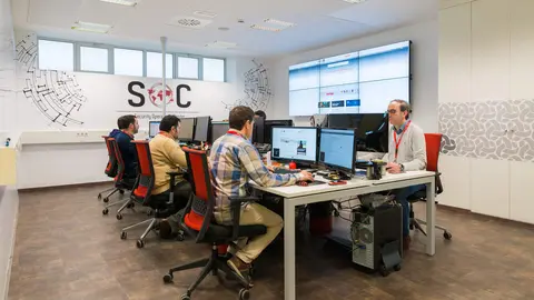 Nacida en 1989 con cinco empleados y una visión tecnológica, la firma leonesa celebra su 35º aniversario con Tomás Castro como CEO y con más de 130 trabajadores, presencia internacional y un compromiso firme con la innovación, la sostenibilidad y la responsabilidad social. En las imágenes, un viaje por Proconsi, en su momento actual, y en la memoria de aquellos innovadores inicios.