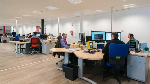 Nacida en 1989 con cinco empleados y una visión tecnológica, la firma leonesa celebra su 35º aniversario con Tomás Castro como CEO y con más de 130 trabajadores, presencia internacional y un compromiso firme con la innovación, la sostenibilidad y la responsabilidad social. En las imágenes, un viaje por Proconsi, en su momento actual, y en la memoria de aquellos innovadores inicios.