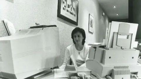 Nacida en 1989 con cinco empleados y una visión tecnológica, la firma leonesa celebra su 35º aniversario con Tomás Castro como CEO y con más de 130 trabajadores, presencia internacional y un compromiso firme con la innovación, la sostenibilidad y la responsabilidad social. En las imágenes, un viaje por Proconsi, en su momento actual, y en la memoria de aquellos innovadores inicios.