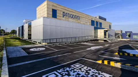 Nacida en 1989 con cinco empleados y una visión tecnológica, la firma leonesa celebra su 35º aniversario con Tomás Castro como CEO y con más de 130 trabajadores, presencia internacional y un compromiso firme con la innovación, la sostenibilidad y la responsabilidad social. En las imágenes, un viaje por Proconsi, en su momento actual, y en la memoria de aquellos innovadores inicios.