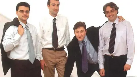 Nacida en 1989 con cinco empleados y una visión tecnológica, la firma leonesa celebra su 35º aniversario con Tomás Castro como CEO y con más de 130 trabajadores, presencia internacional y un compromiso firme con la innovación, la sostenibilidad y la responsabilidad social. En las imágenes, un viaje por Proconsi, en su momento actual, y en la memoria de aquellos innovadores inicios.