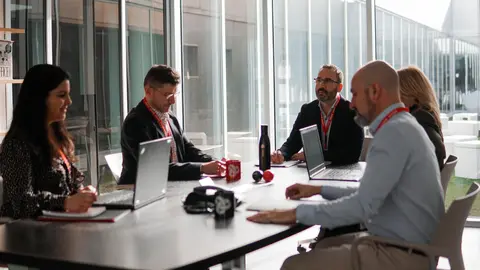 Nacida en 1989 con cinco empleados y una visión tecnológica, la firma leonesa celebra su 35º aniversario con Tomás Castro como CEO y con más de 130 trabajadores, presencia internacional y un compromiso firme con la innovación, la sostenibilidad y la responsabilidad social. En las imágenes, un viaje por Proconsi, en su momento actual, y en la memoria de aquellos innovadores inicios.