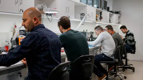 Nacida en 1989 con cinco empleados y una visión tecnológica, la firma leonesa celebra su 35º aniversario con Tomás Castro como CEO y con más de 130 trabajadores, presencia internacional y un compromiso firme con la innovación, la sostenibilidad y la responsabilidad social. En las imágenes, un viaje por Proconsi, en su momento actual, y en la memoria de aquellos innovadores inicios.