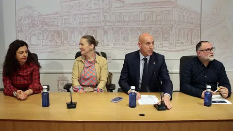 El alcalde de León, José Antonio Diez, la concejala de turismo, Mercedes Escudero y el presidente la Asociación Hostelería de León, Óscar García, presentan las actividades del Certamen de la Trucha. Fotos: Peio García.