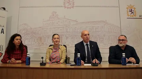 El alcalde de León, José Antonio Diez, la concejala de turismo, Mercedes Escudero y el presidente la Asociación Hostelería de León, Óscar García, presentan las actividades del Certamen de la Trucha. Fotos: Peio García.