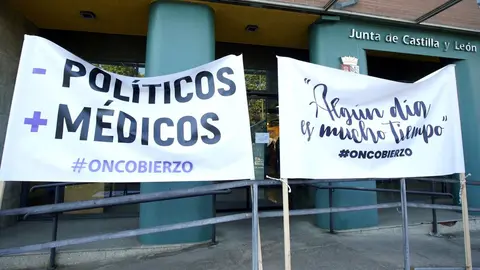 Concentración de la plataforma Oncobierzo bajo el lema #PorUnaSanidadDigna ante las dependencias de la Junta de Castilla y León en Ponferrada. Fotos: César Sánchez.