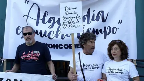 Concentración de la plataforma Oncobierzo bajo el lema #PorUnaSanidadDigna ante las dependencias de la Junta de Castilla y León en Ponferrada. Fotos: César Sánchez.