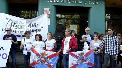 Concentración de la plataforma Oncobierzo bajo el lema #PorUnaSanidadDigna ante las dependencias de la Junta de Castilla y León en Ponferrada. Fotos: César Sánchez.
