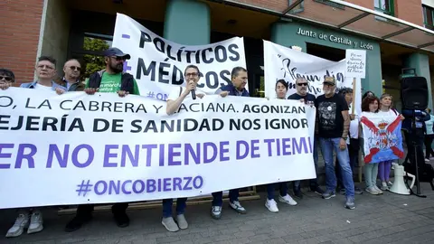 Concentración de la plataforma Oncobierzo bajo el lema #PorUnaSanidadDigna ante las dependencias de la Junta de Castilla y León en Ponferrada. Fotos: César Sánchez.