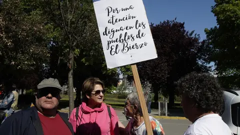 Concentración de la plataforma Oncobierzo bajo el lema #PorUnaSanidadDigna ante las dependencias de la Junta de Castilla y León en Ponferrada. Fotos: César Sánchez.