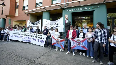Concentración de la plataforma Oncobierzo bajo el lema #PorUnaSanidadDigna ante las dependencias de la Junta de Castilla y León en Ponferrada. Fotos: César Sánchez.