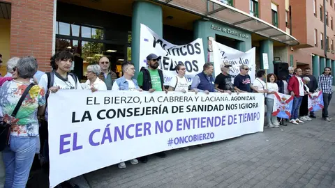 Concentración de la plataforma Oncobierzo bajo el lema #PorUnaSanidadDigna ante las dependencias de la Junta de Castilla y León en Ponferrada. Fotos: César Sánchez.
