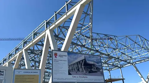 La construcción del nuevo centro en el campus de la ULE, con un presupuesto de 16,5 millones de euros, avanza a buen ritmo y se espera que esté finalizada a finales de 2025, ofreciendo un moderno espacio multifuncional para toda la comunidad universitaria. Fotos: Silvia García