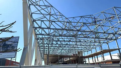 La construcción del nuevo centro en el campus de la ULE, con un presupuesto de 16,5 millones de euros, avanza a buen ritmo y se espera que esté finalizada a finales de 2025, ofreciendo un moderno espacio multifuncional para toda la comunidad universitaria. Fotos: Silvia García