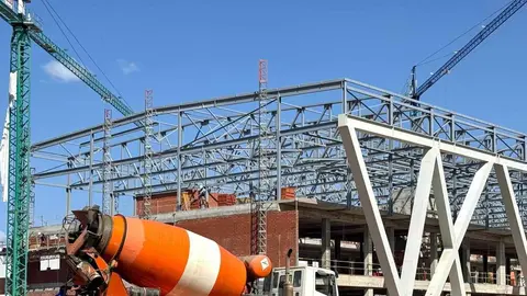 La construcción del nuevo centro en el campus de la ULE, con un presupuesto de 16,5 millones de euros, avanza a buen ritmo y se espera que esté finalizada a finales de 2025, ofreciendo un moderno espacio multifuncional para toda la comunidad universitaria. Fotos: Silvia García