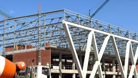 La construcción del nuevo centro en el campus de la ULE, con un presupuesto de 16,5 millones de euros, avanza a buen ritmo y se espera que esté finalizada a finales de 2025, ofreciendo un moderno espacio multifuncional para toda la comunidad universitaria. Fotos: Silvia García