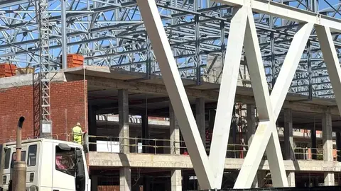 La construcción del nuevo centro en el campus de la ULE, con un presupuesto de 16,5 millones de euros, avanza a buen ritmo y se espera que esté finalizada a finales de 2025, ofreciendo un moderno espacio multifuncional para toda la comunidad universitaria. Fotos: Silvia García