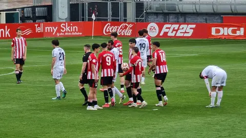 El equipo de Llona, que por momentos brilló a gran nivel, termina encajando una dura derrota ante el Bilbao Athletic en un encuentro de máxima intensidad.