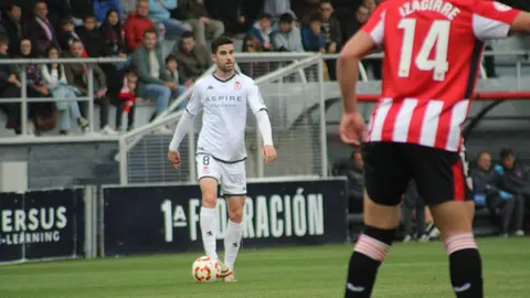 El equipo de Llona, que por momentos brilló a gran nivel, termina encajando una dura derrota ante el Bilbao Athletic en un encuentro de máxima intensidad.